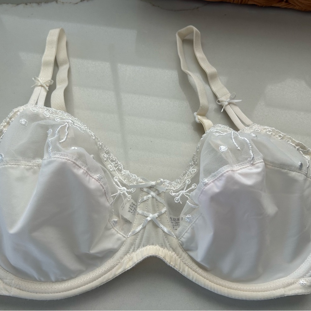Cream Lace Bra with Adjustable Straps and Satin Finish